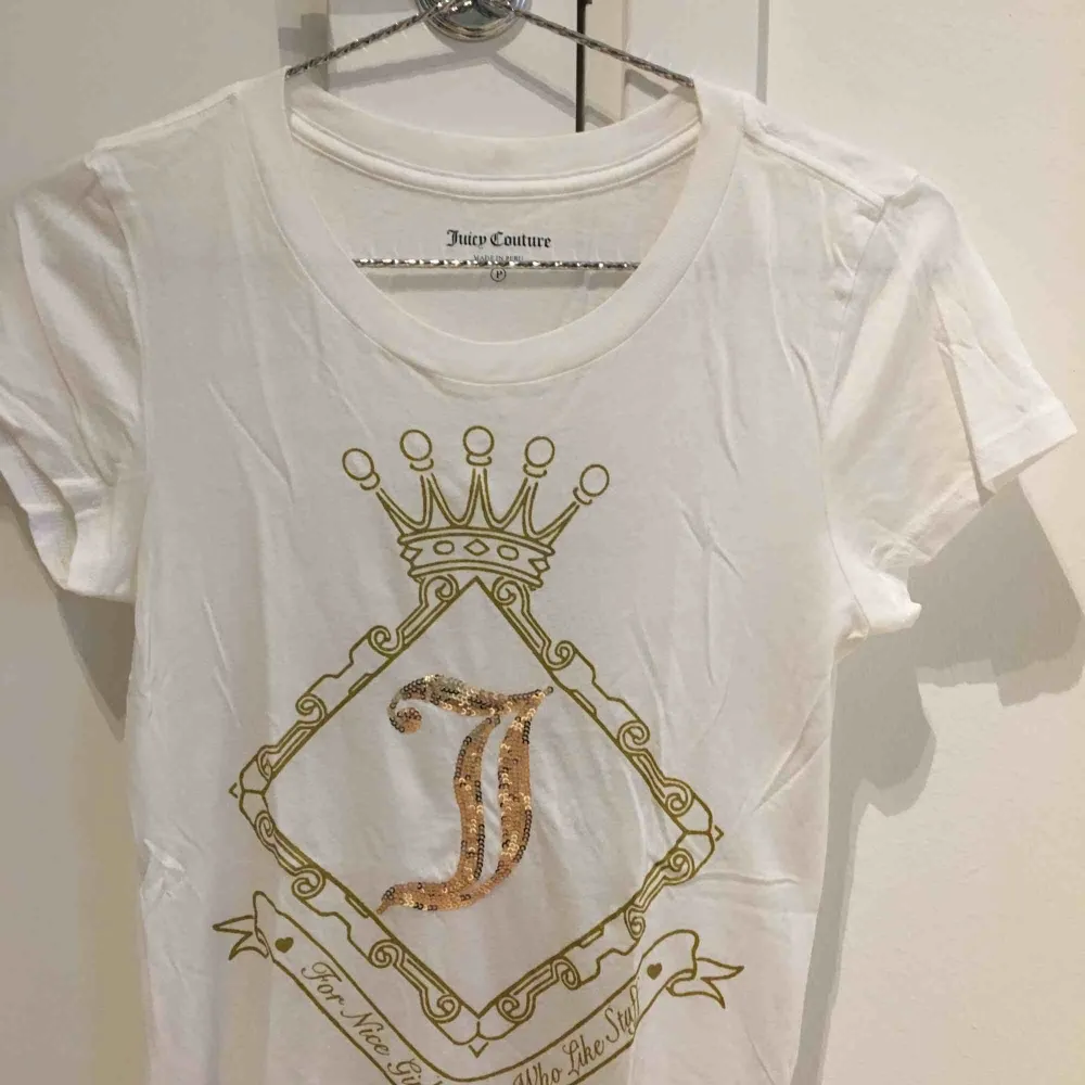 T-shirt från Juicy Couture. Kan mötas upp i kungsbacka eller posta, köparen står för frakten. . T-shirts.