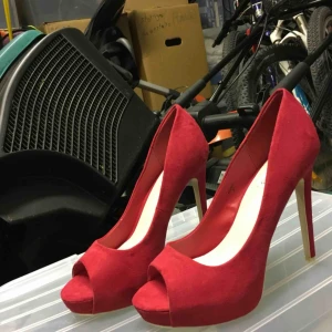  - Snygga höga klackar från Nelly, dem är aldrig använda så dem är i jättebra skick. Storlek 37