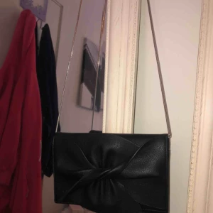  - Jättefin väska från märket Tiamo. Köpt på Scorett för 500 kr, hade den på min student och bal men är jättesnygg att ha till vardags med har bara inte kommit till användning, så högst använd 3 gånger ❣️