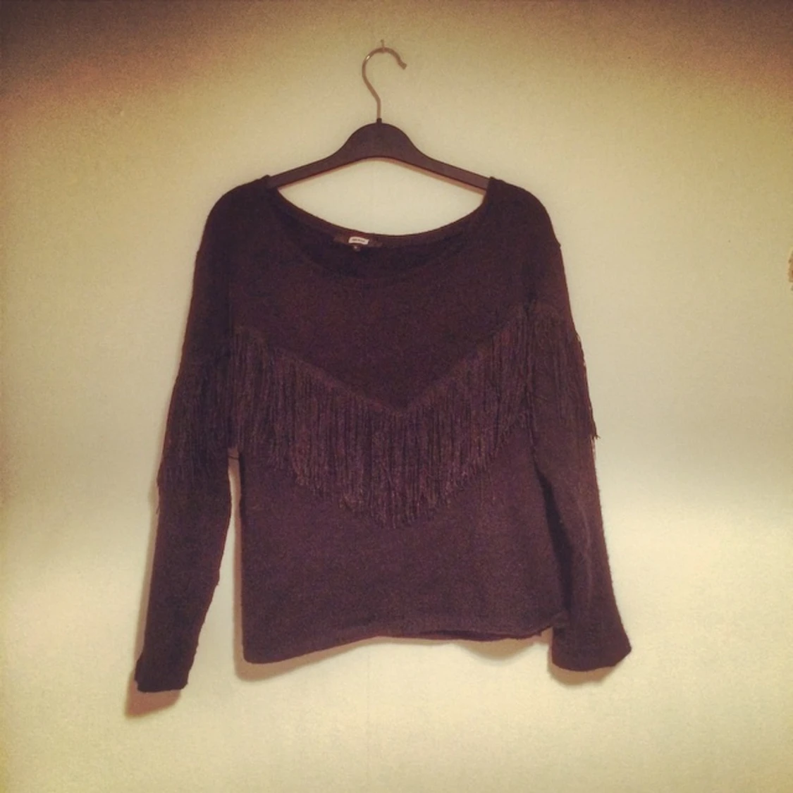 Svart tröja med fransar från bikbok. Använd två gånger.  - 1393366130