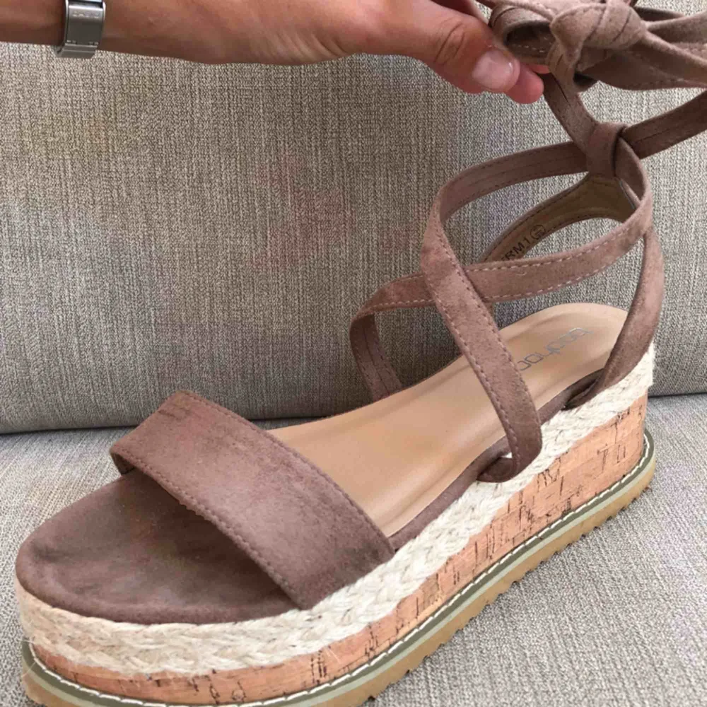 Beige/bruna platform-sandaletter i mockaimitation. Knytband. . Skor.