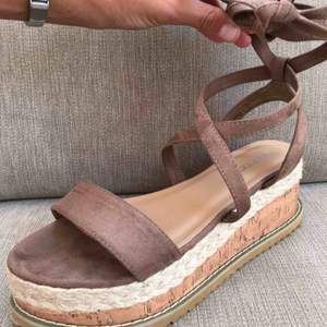 Beige/bruna platform-sandaletter i mockaimitation. Knytband. 