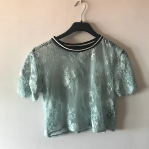  - Mintgrön/blå spetstopp i S. ”Genomskinlig” vilket syns på andra bilden, passar perfekt med en snygg BH under. Tar Swish.