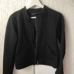  - Min favoritjacka har nu blivit för liten</3 den är använd men ser fortfarande ny ut på utsidan, är nopprig på insidan men det syns ju inte när den är på!! :-)))