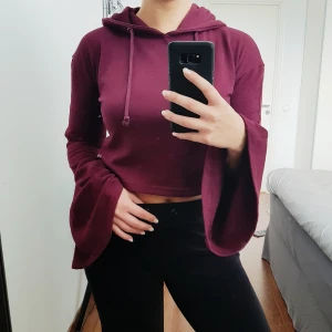  - Vinröd hoodie med vida armar. Köpt på Missguided. 🍁 