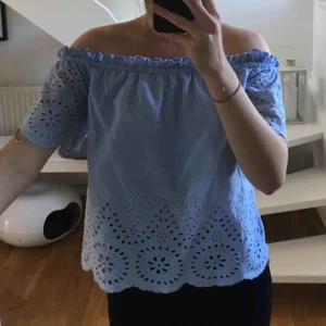  - Gullig, ljusblå off shoulder-topp från med tillhörande choker från bikbok. Toppen är mörkare än på bild 2 men ljusare än på bild 1. Säljer pga använder aldrig!