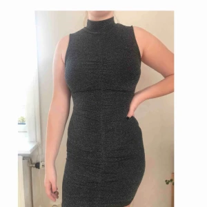  - Glittrig klänning från Missäy i Nordstan. Använd fåtal ggr. Har vanligtvis storlek M i kläder men kunde ha S i denna, mycket stretch! Köparen står för frakt :)