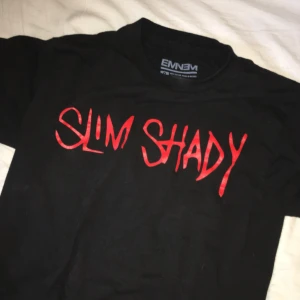  - Äkta Eminem merch,använda fåtal gånger för längesedan så ser ut som ny. Köpren står för frakt!