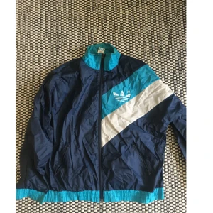  - Superfin adidasjacka (vintage). Storlek M. Jag är S och den sitter även fint liter oversize. Kan mötas i Stockholm eller skicka mot betald frakt (väger inte mycket) 😊