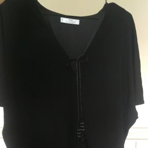  - Kort klänning från mango med tassles. Klänningen har inbyggd underklänning och är endast använd ett fåtal gången. Frakt 40:-