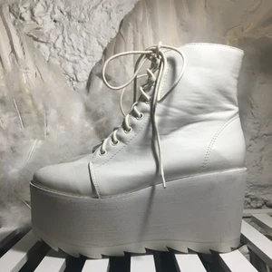  - HELT oanvända (se bild). Drömskor från YRU. Need I say more!! Fantastiska fodrade inuti på ovansidan så väldigt mjuka. Passar 36-37. Platå 6cm högst 8cm baktill!. Möts i stockholm🖤🖤🖤inom 2veckor!!