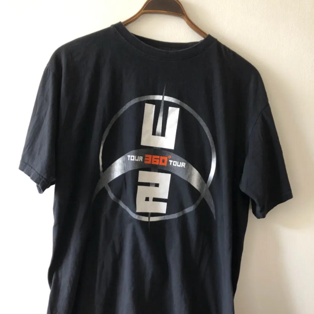 U2 tour T-shirt från 360 tour 2009 i trevligt använt skick . T-shirts.