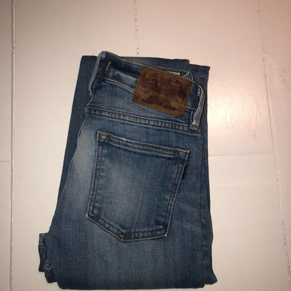 Säljer ett par bootcut jeans ifrån Crocker 🌻 dragkedjan är lite trasig, den åker ner men det är nog lätt att fixa. Jeans & Byxor.