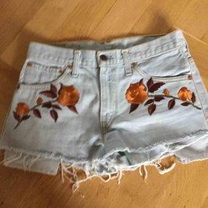  - Shorts från Levis med brodyr fram!