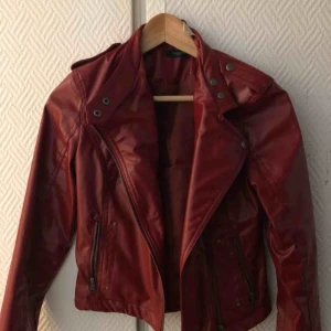  - Aldrig använd röd skinnjacka från Frankrike. Jag måste rensa ut bland mina jackor därför det låga priset! Frakt tillkommer :-) 