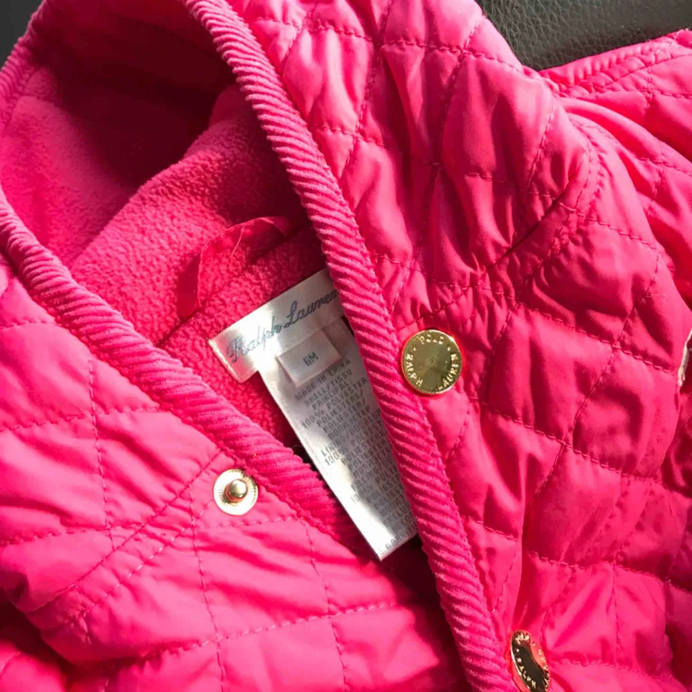 Finaste overallen från Ralph Lauren som är quiltad rosa och med guldknappar. Storleken är 6 månader. Jag tycker den är lite större i storleken. Den har bara kommit till användning en gång för oss och nu är den tyvärr för liten för vår lilla tös.. Jackor.
