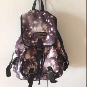 - Anna Smith Galaxy ryggsäck, är lite trasig längst ned till vänster men annars bra kvalitet