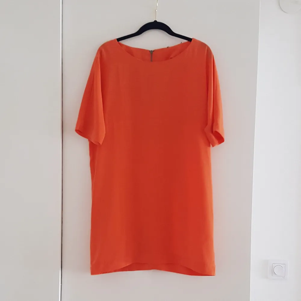 Orange T-shirtklänning i polyester från Ellos. Fint skick. . Klänningar.