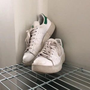  - Otvättade, relativt fräscha med borttag av fläckar och byte av snören! 