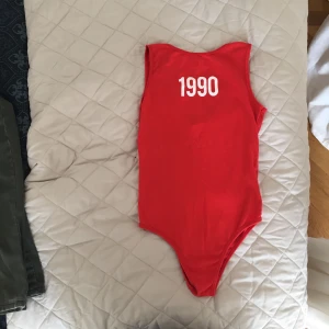  - Oanvänd röd body från Zara med öppen rygg, funkar till större storlekar