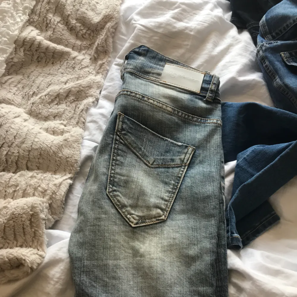 Supersnygga jeans från i dig denim. Använda en gång. Jag har klippt upp de lite längst ner som ni ser på ena bilden. Storlek 26. Modell Arizona . Jeans & Byxor.