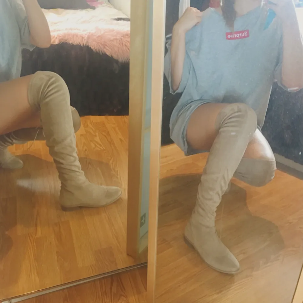 Over knee boots från Nelly i beige. Storlek 39. Är använda men i fint skick! Ord pris 599kr. Köparen står för frakt som till kommer (ca80kr). Skor.