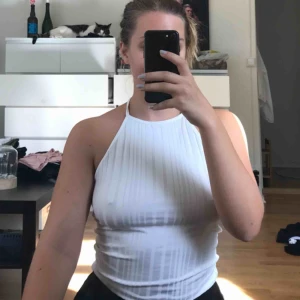  - Linnen från Monki. Det vita är storlek M och det andra S. 30kr/linne