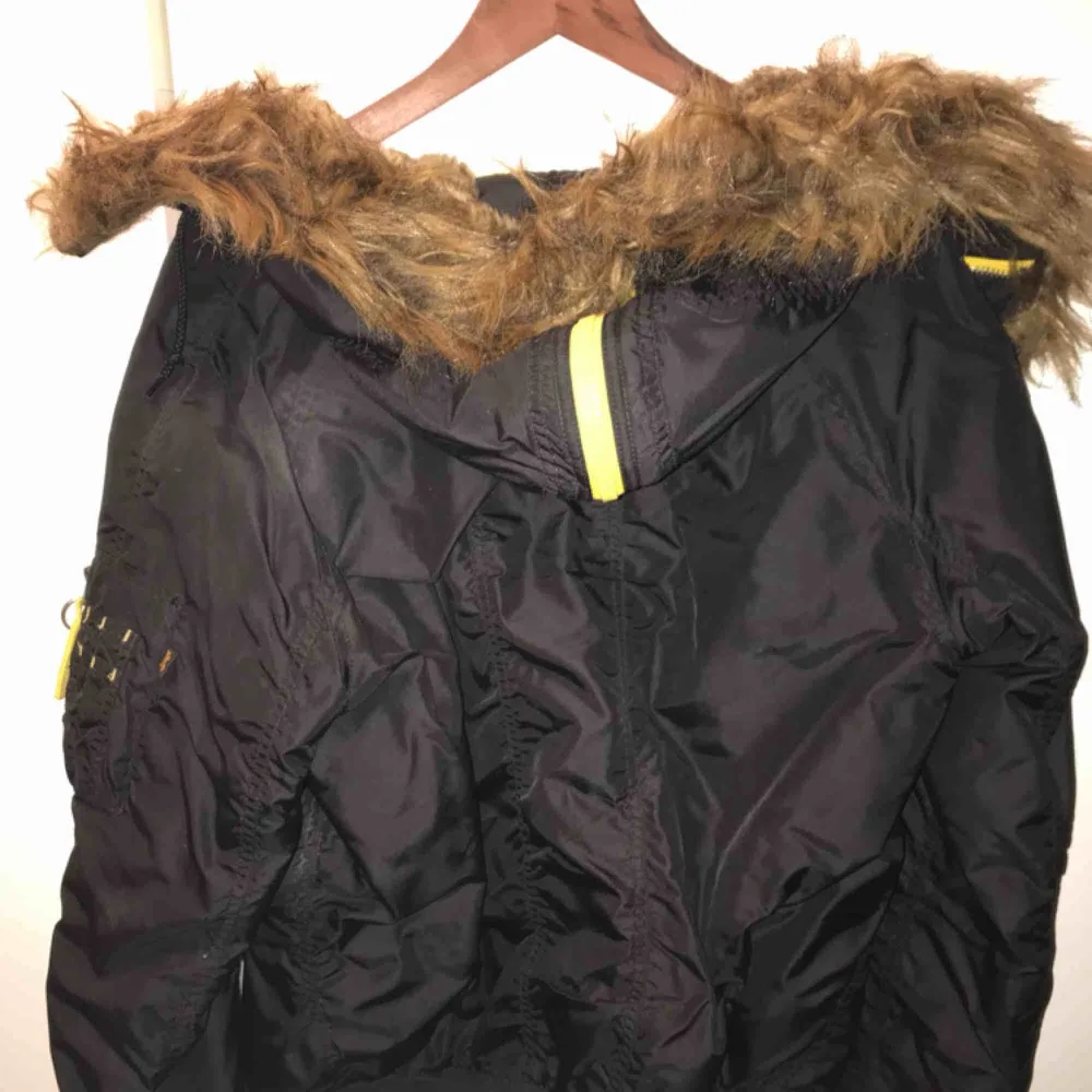 Alpha industries jacka använd 1 vinter i storlek medium nypris: 2900. Jackor.