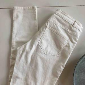 Nya jeans från H&M. Säljes pga fel storlek! Frakt tillkommer