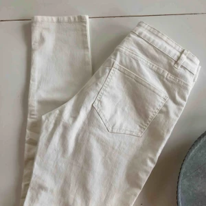  - Nya jeans från H&M. Säljes pga fel storlek! Frakt tillkommer
