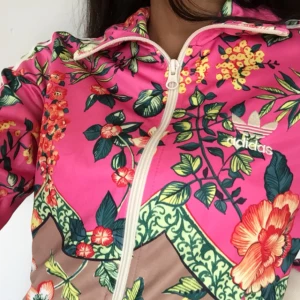  - En jätte fin tröja från adidas använt den typ 2 gånger inga fel eller något sånt❤️