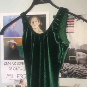  - Grön sammetsklänning från American Apparel, använd typ 2 gånger i jättebra skick. Låg rygg, tight passform möts i centrala sthlm!:)