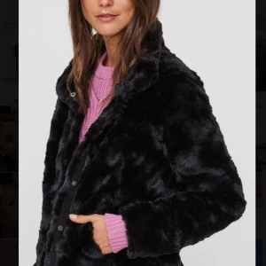  - Säljer mina fina pälsjacka från vero Moda. Köpt förra året. Använder inte så mycket. Super skön jacka passar till nästan allt:) storlek XS kan funka till en S också. Mitt pris:250. Går att frakta. 