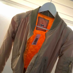  - Helt oanvänd bomberjacka med prislappen kvar