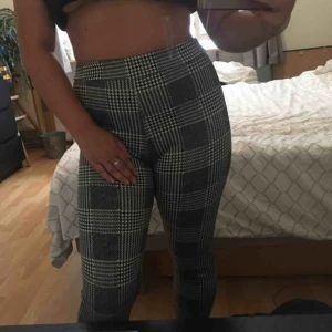  - Grå-rutiga byxor, mer som leggings material. Aldrig använd, lappar sitter kvar! Frakt ingår i priset ✨