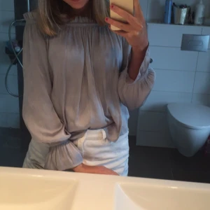  - Säljer min blus från Gina Tricot, knappt använd