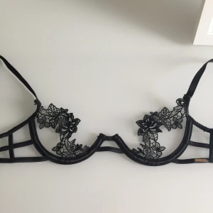  - Intressekoll för denna skitsnygga bh från Bluebella. Strl 30B, motsvarar 65B men funkar även 70.