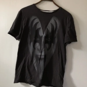  - Gene Simons Kiss - bra beg skick. Hämtas i Uppsala eller skickas mot fraktkostnad 