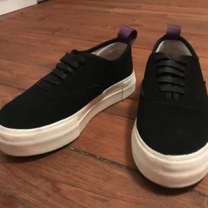  - Klassiska Eytys mother i svart mocka. Köpta för två dagar sedan men inser tyvärr att de är alldeles för små. Använda två gånger. 