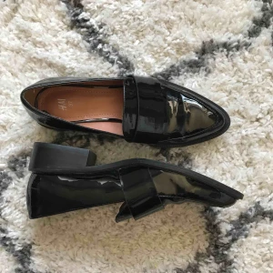  - Snygga lackskor från H&M i storlek 37! Knappt använda, säljer pga. jag har ett par andra jag använder mer 😊 Har en liten repa på ena skon som knappt syns, se bild 3. Kan mötas upp i Stockholm eller köpare står för frakt 🌟