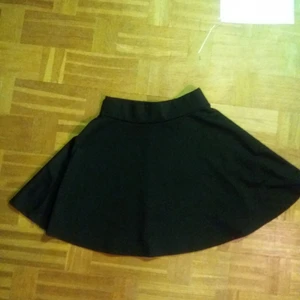 - Skater skirt. 50kr. Frakt: 36kr.
