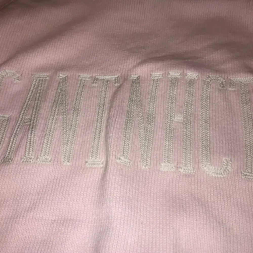 Babyrosa tröja från GANT, i nyskick. Frakt ingår i priset:) Betalning sker via swish.. Tröjor & Koftor.