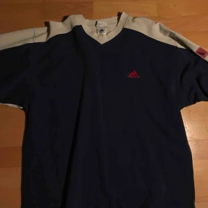  - Addidas tjocktröja i storlek L