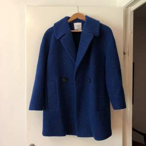 Säljer fin blå kappa i storlek S. Frakten bjuder jag på😊 