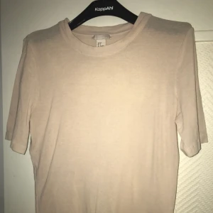  - Aldrig använd. De flesta plagg jag säljer är nästan aldrig använda, eller helt enkelt inte använd på något vis alls. Möts upp vid Göteborg/Trollhättan/LillaEdet Frakt står köparen för