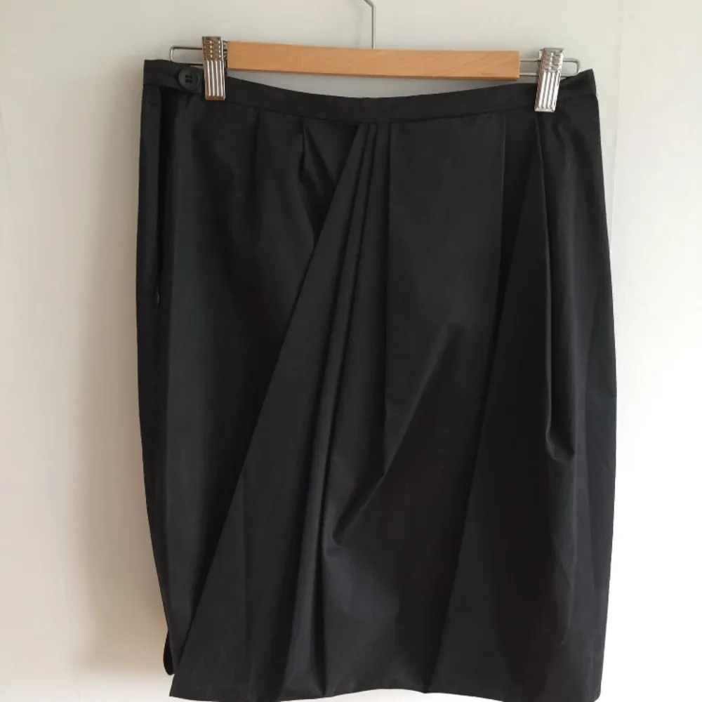Asymmetrisk, stilren kjol från Acne i storlek 38.  Använd endast ett fåtal gånger. Nyskick. Säljes pga flytt. . Kjolar.
