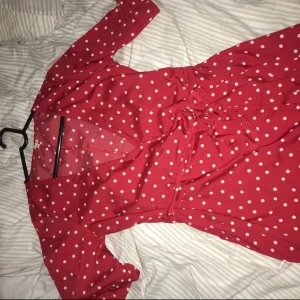 - Oanvänd prickig klänning från Nelly, superfin! Köparen står för frakten🌸