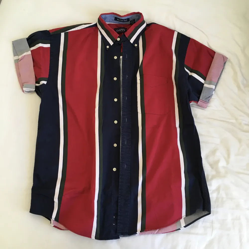 Cool och äkta Gant pike/skjorta i coola färger. Köptes dyrt men säljes billigt 🙌🏼 Frakt ingår inte i priset.. Skjortor.