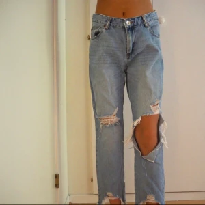  - Slitna jeans från Pull & Bear med rakpassform. Skulle säga att de sitter som 38 och inte 36 då dom är för stora för mig som vanligtvis har 36. Använda 2 gånger, men i nytt skick. 
