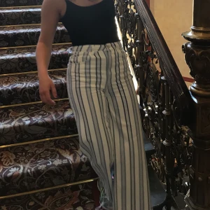 Randiga jeans! - Blåvit randiga jeans från H&M som verkligen är så snygga! Sitter supersnyggt på men de är tyvärr för små för mig o har inte kommit till så stor användning! Storlek 36 🥰 Väldigt härliga, kan skicka fler bilder vid intresse!